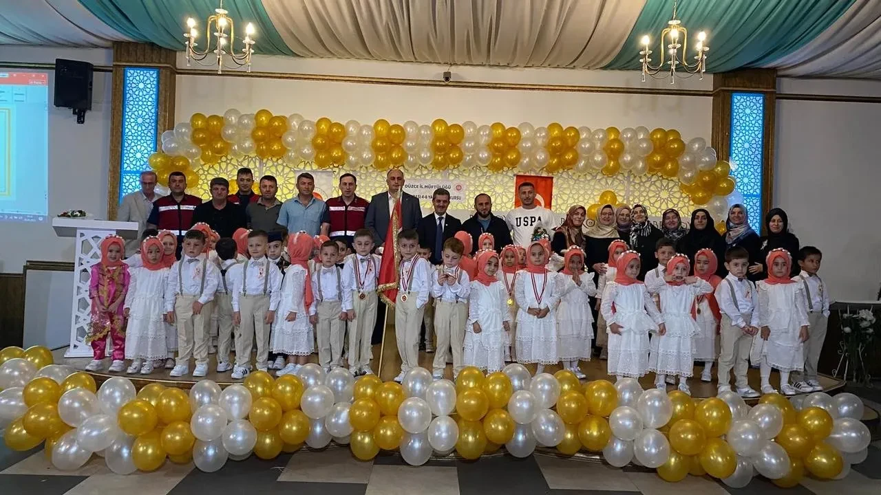 Düzce Beyköy minik Kuran öğrencileri sahneye çıktı