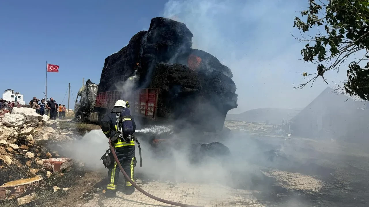 Saman yüklü tır Antalya Korkutelinde böyle yandı