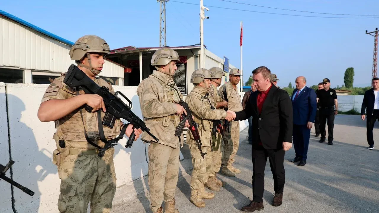 Erzincan Valisi Aydoğdu güvenlik güçleriyle bayramda buluştu