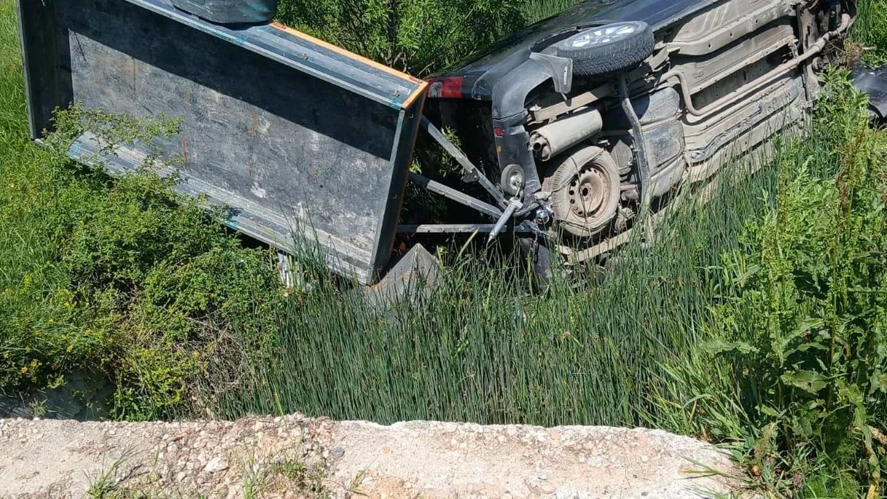 Karabükte kontrolden çıkan cip köprüden düştü