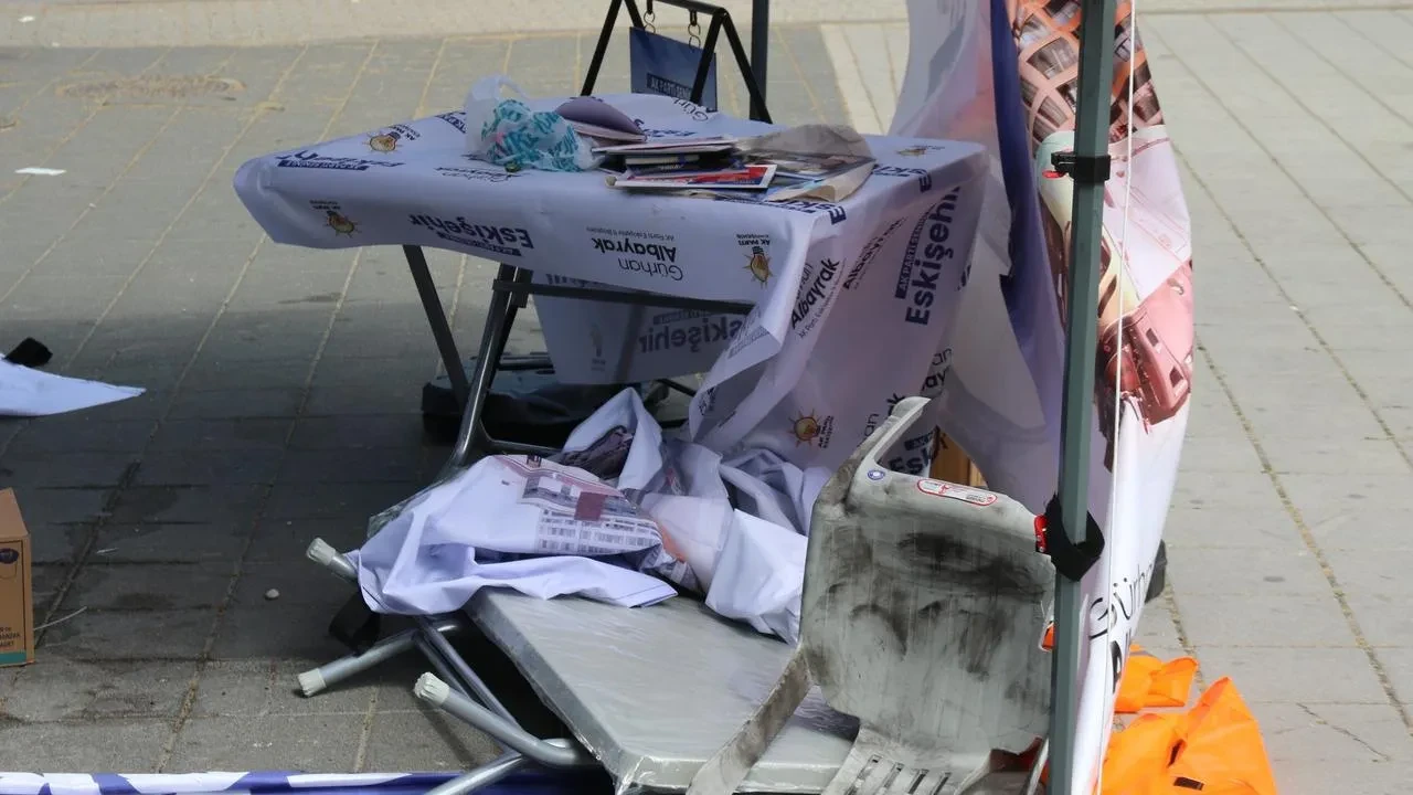 Eskişehir AK Parti standı kimliği belirsiz saldırganla karşılaştı