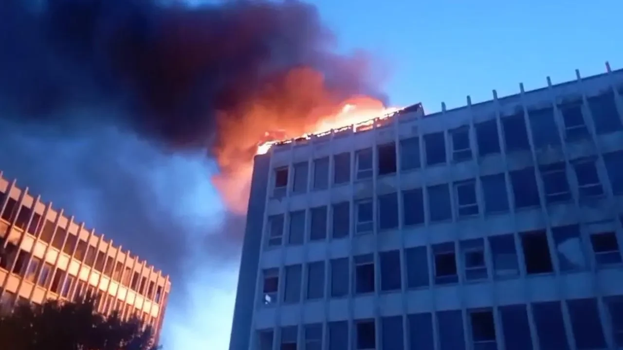 Kartal Karlıktepe Mahallesinde eski kolej binası yandı
