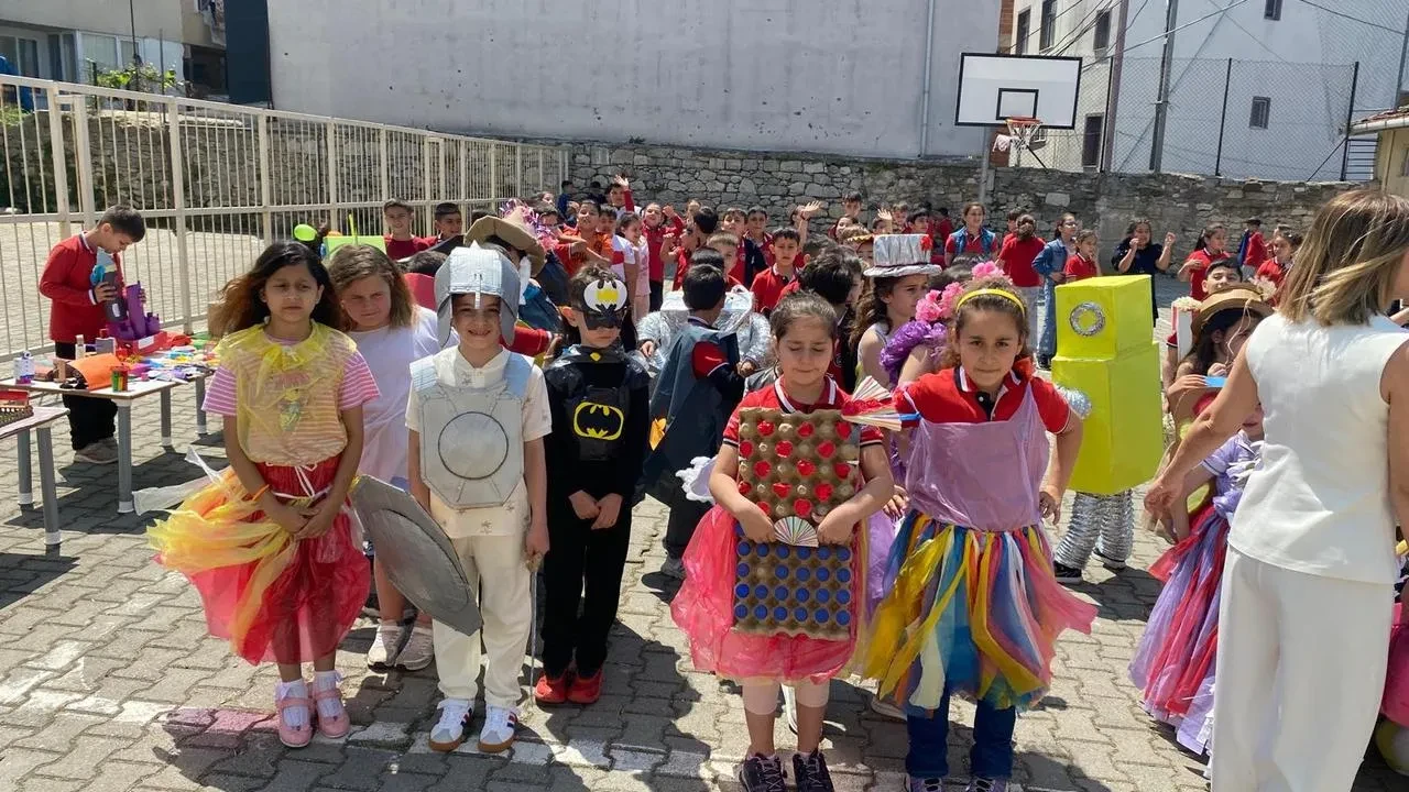 Sinop Cumhuriyet İlkokulu öğrencileri atıkları sanata dönüştürdü