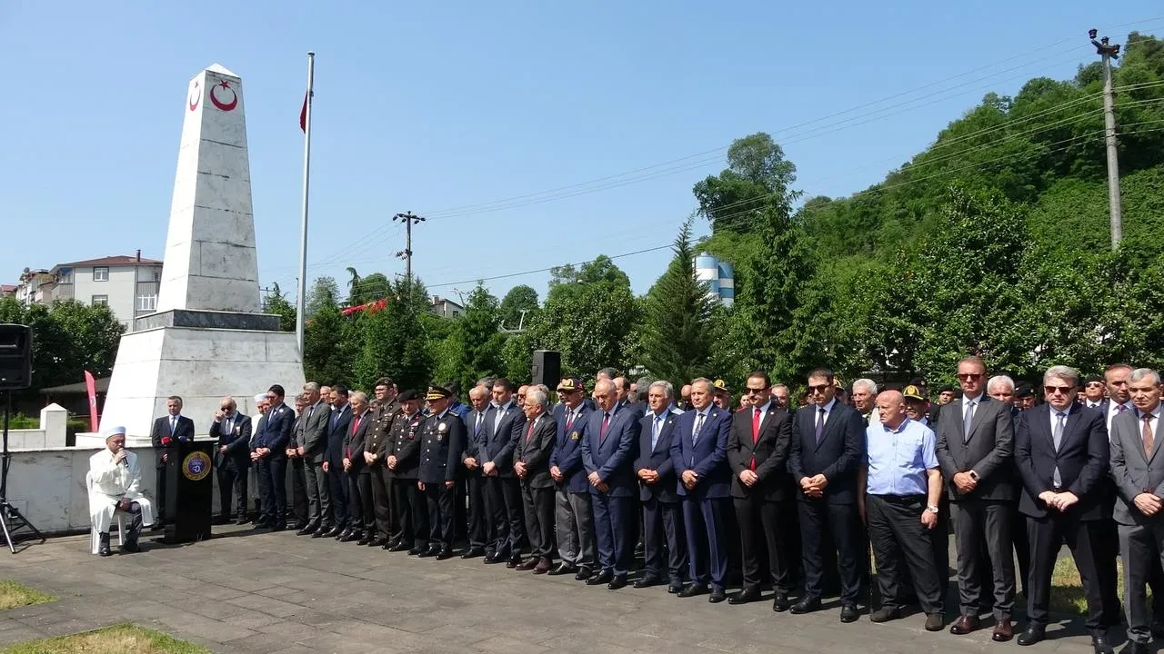 Ordu Garnizon Şehitliğinde arefe günü dualarla anıldı