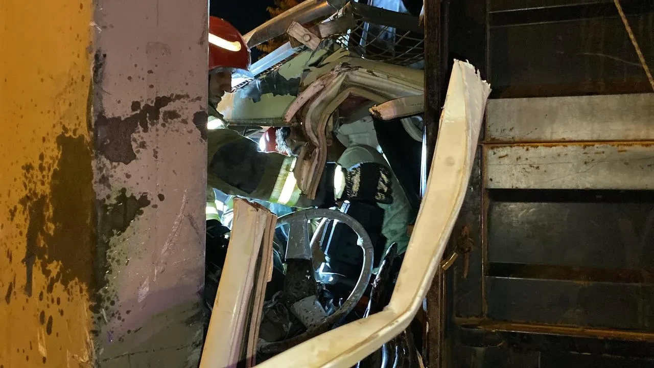 İzmit D100de kamyonet yön levhasına çarpıp parçalandı