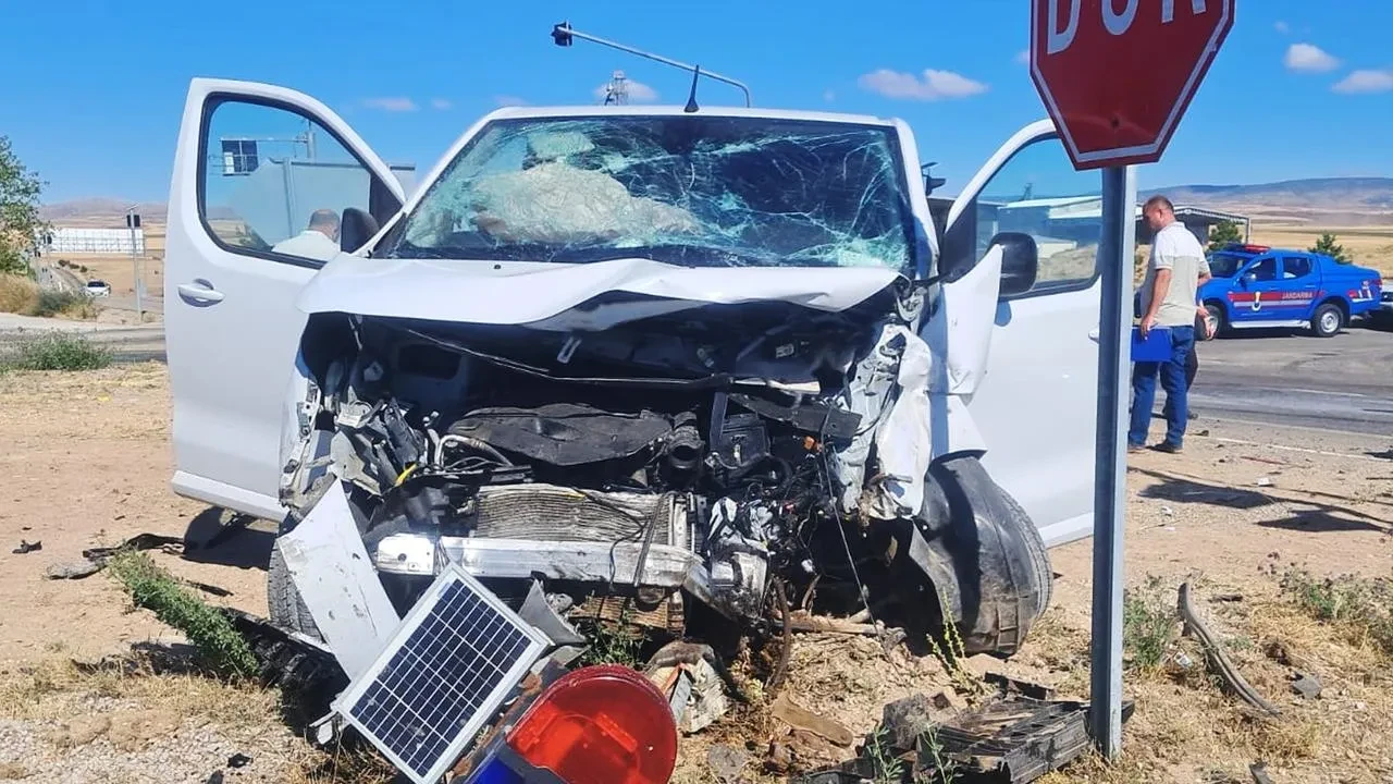 Kırıkkale Karakeçili kavşağında iki araç çarpıştı