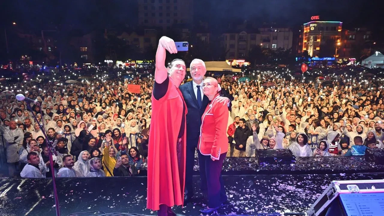Isparta Gül Festivalinde Kıraç yağmur altında coşturdu