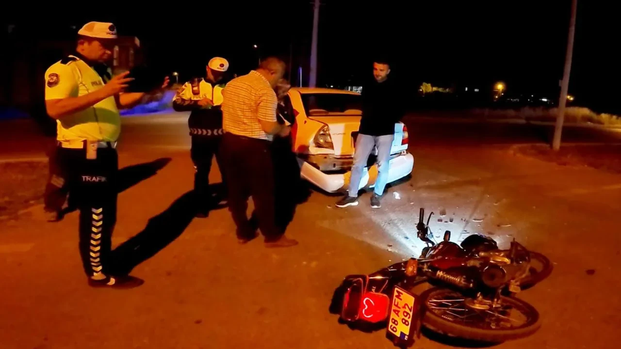 Aksarayda motosiklet otomobile arkadan çarpıp savruldu