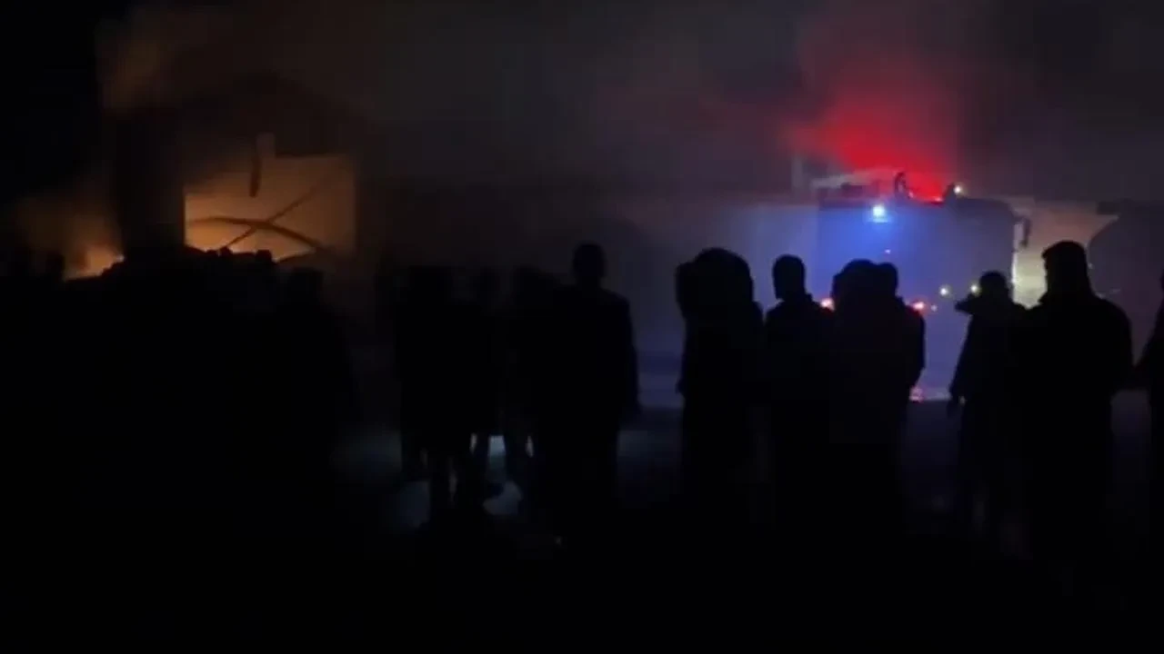 Muş lastik deposundaki yangın itfaiye ekipleriyle söndürüldü