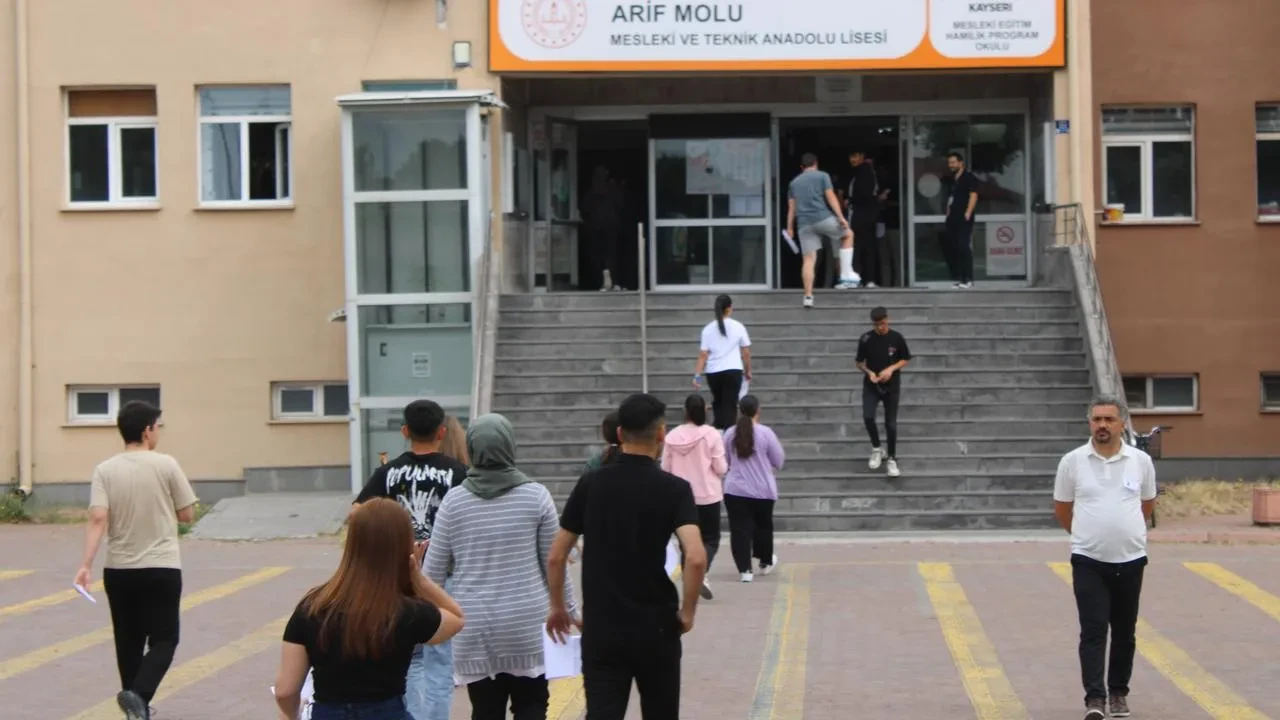 Kayseride YKS AYT sınavı tüm heyecanıyla başladı
