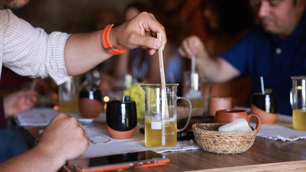 Tarihi Kayaşehir mağaralarında doğal mum yapımını keşfedin