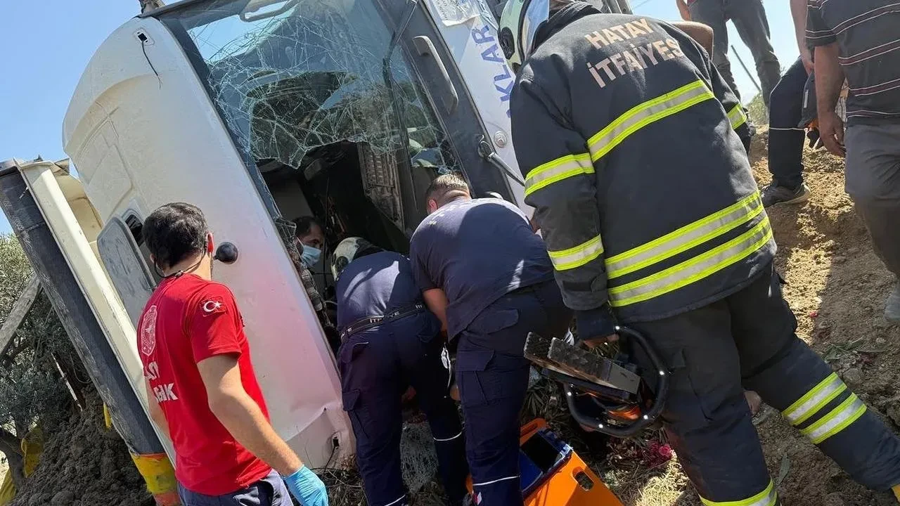 Hatay Antakyada hafriyat kamyonu devrilince sürücü kurtarıldı