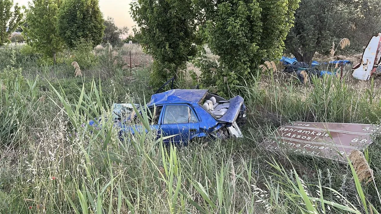 Çanakkale İzmir yolunda üç araç birbirine girdi