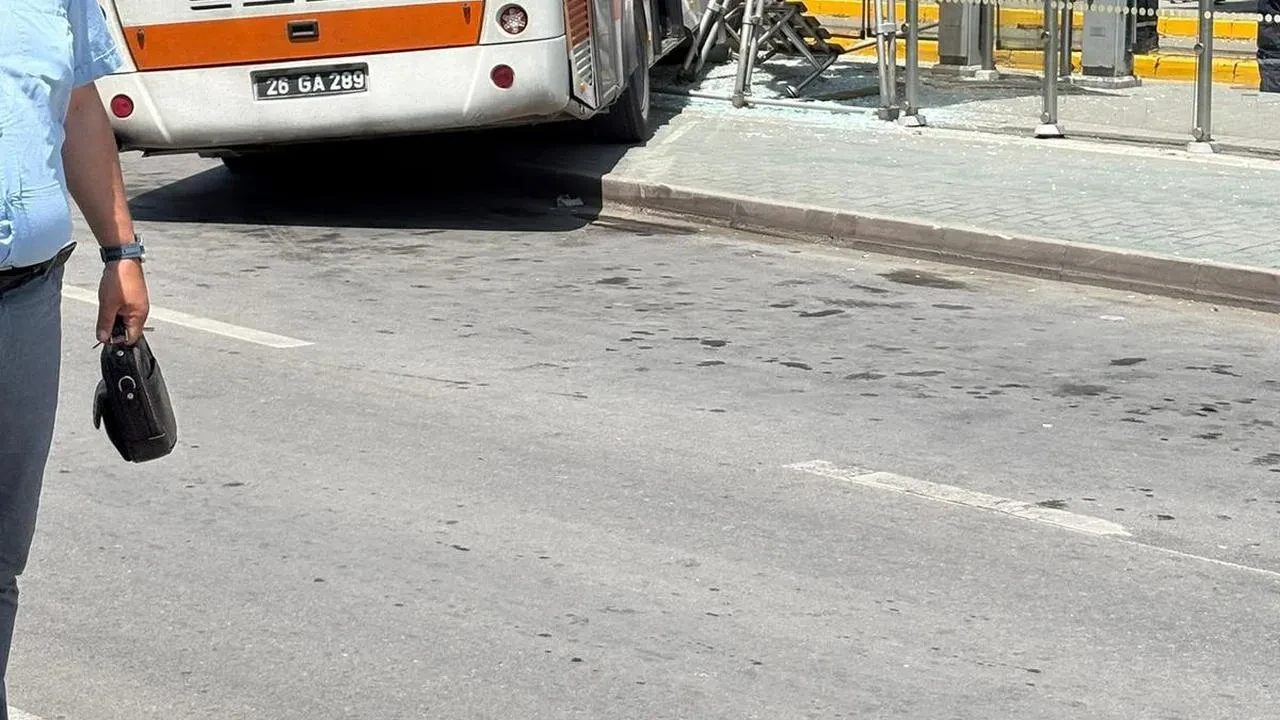 Eskişehirde halk otobüsü tramvay durağına girdi