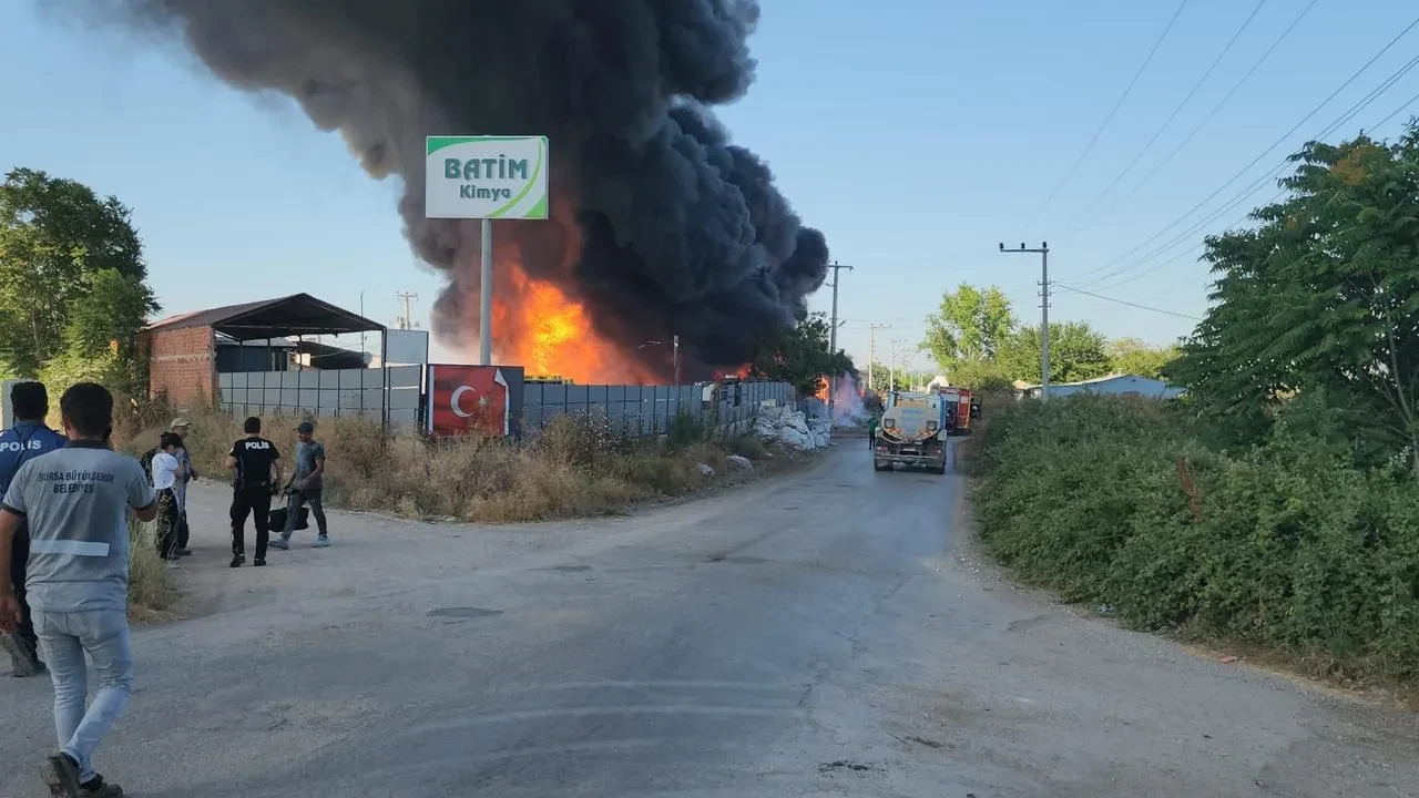 Bursada Batim Kimya fabrikası tamamen yandı