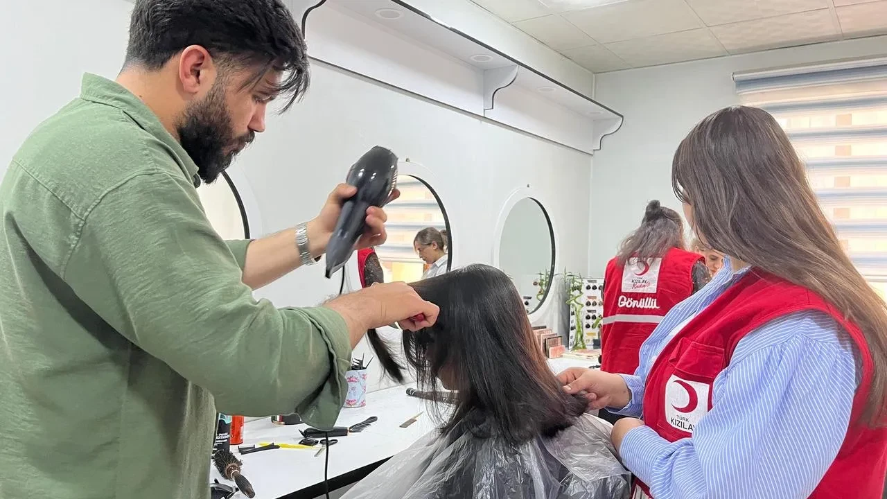 Kızılay Ağrı çocuklara ücretsiz saç kesimi sundu
