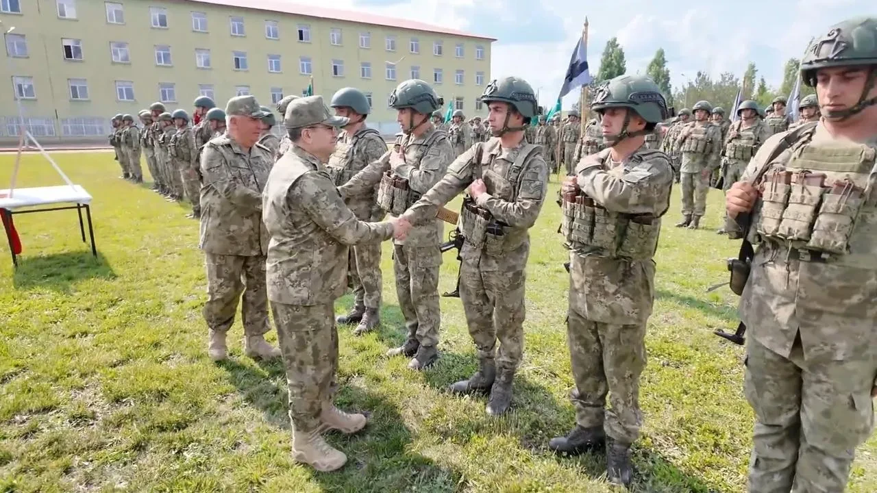 Orgeneral Bayraktaroğlu Ağrıda Mehmetçiklerle bayram sevincini yaşadı