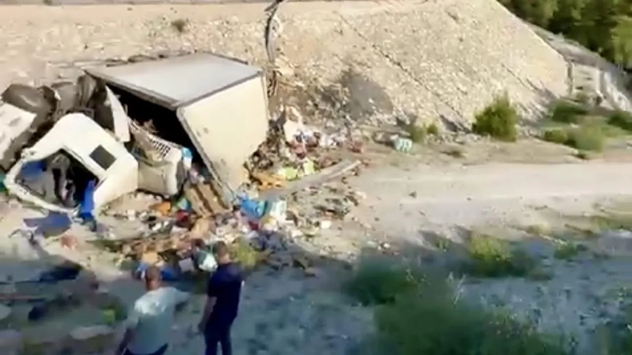 Antalya Gündoğmuşta kamyon uçurumdan aşağı yuvarlandı