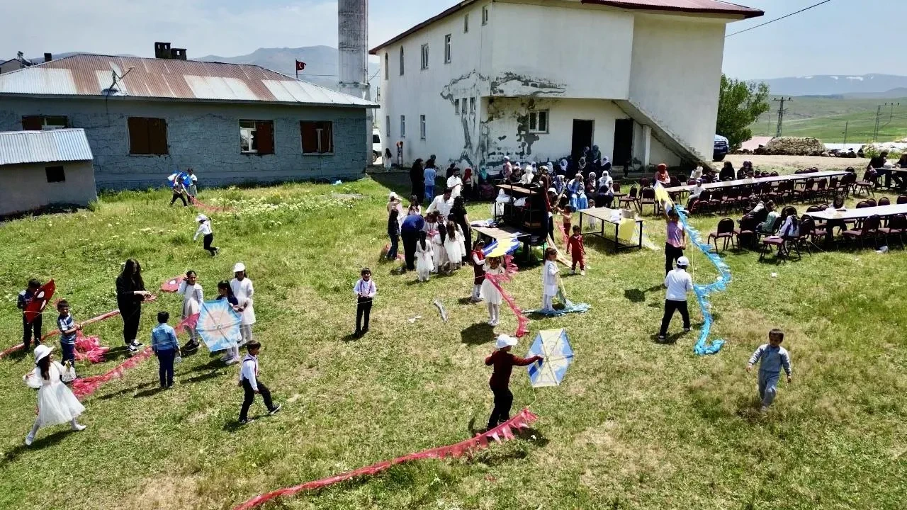 Ağrı köy çocukları ilk kez uçurtma keşfetti