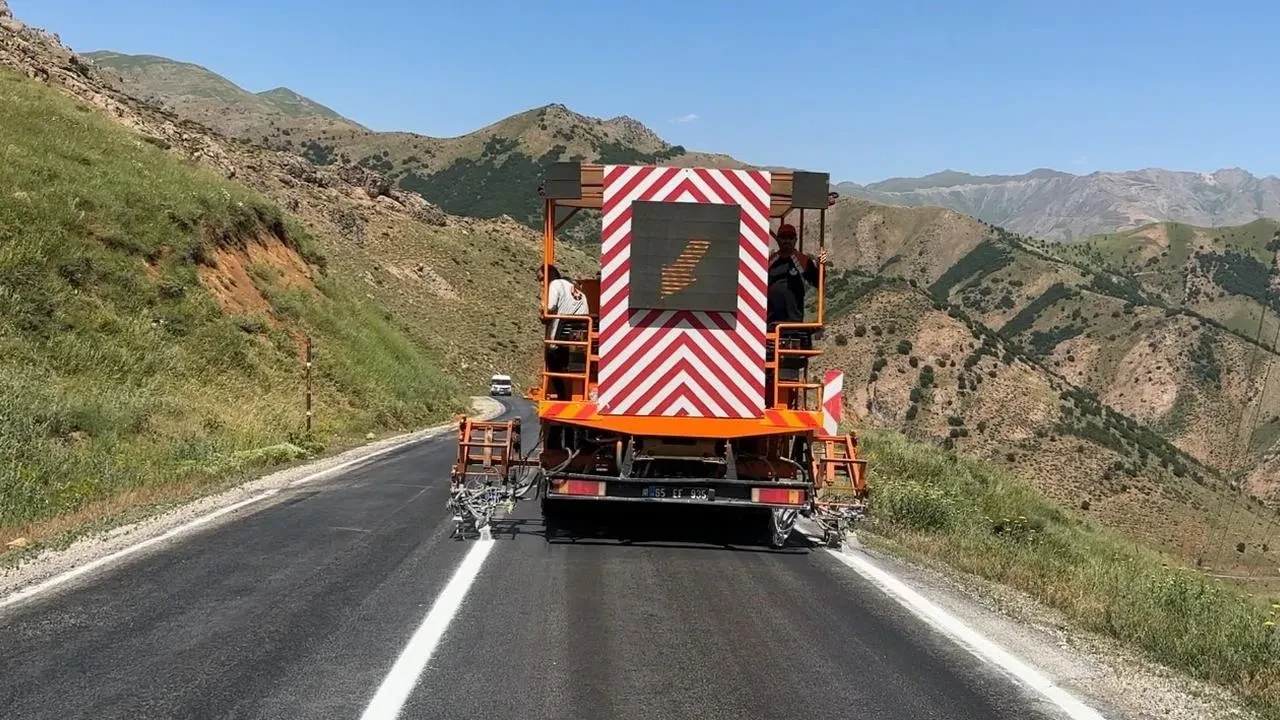 Yüksekova Şemdinli karayolunda şerit çizgileri yenileniyor