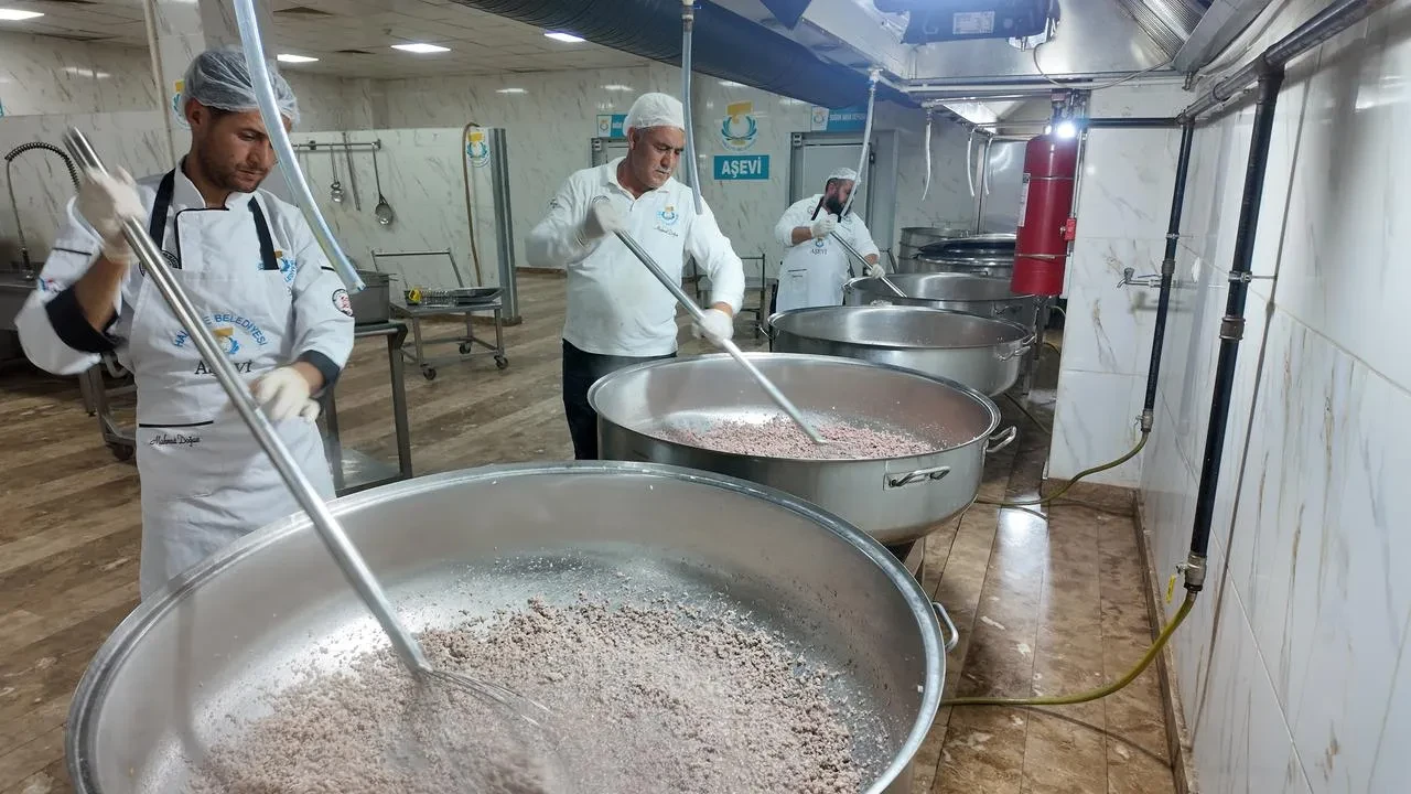 Haliliye Belediyesi binlerce ihtiyaç sahibine yemek ulaştırıyor