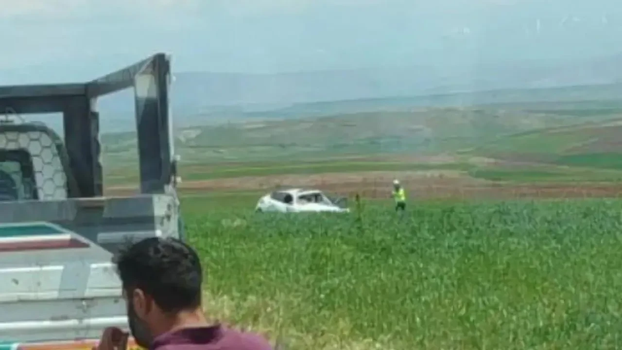 Tutak Karacan köyünde kontrolden çıkan araç tarlaya savruldu