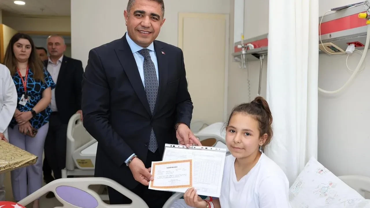 Düzce Valisi hasta öğrencilere karnelerini hastanede verdi