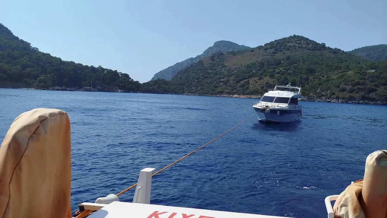 Ölüdeniz açıklarında arızalı tekne Karagözlere getirildi