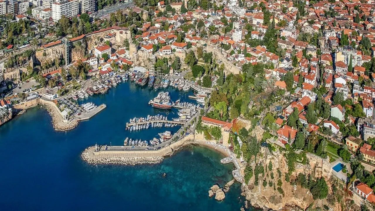 Mermerli Plajında şezlong ücreti yarı yarıya düşürüldü