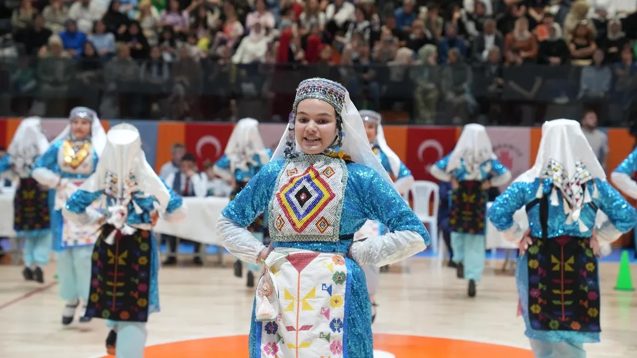 Ümraniyeli öğrenciler halk oyunlarında yeteneklerini gösterdi