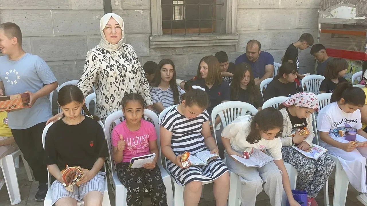 Alaplı halkı Merkez Cami önünde kitap okudu