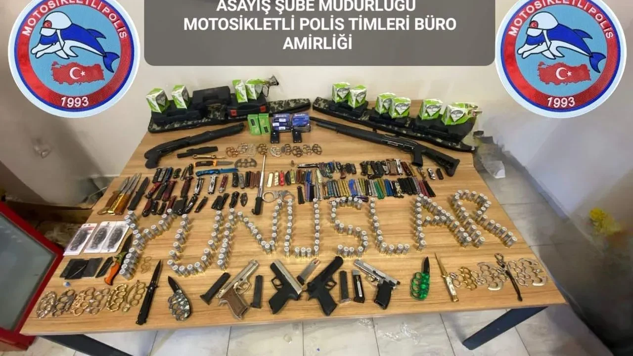 Elazığ polisi evdeki ruhsatsız silahları ele geçirdi
