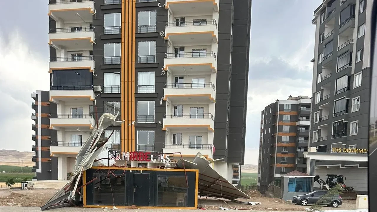 Batmanda şiddetli rüzgar çatı panellerini havaya uçurdu