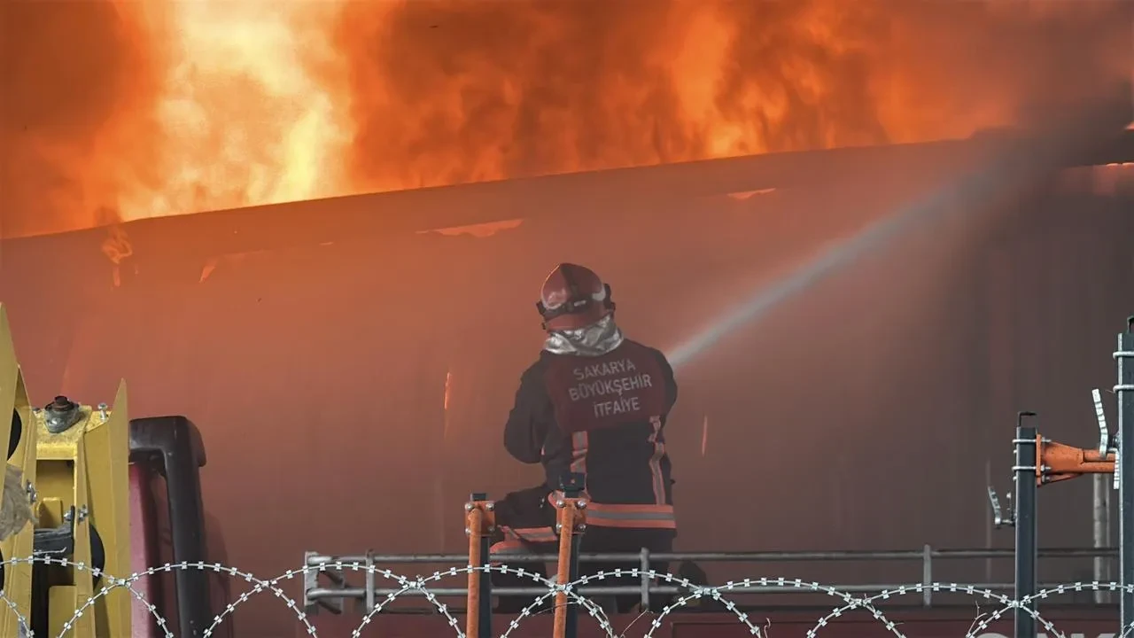 Sakarya Adapazarında traktör bayisi deposu alev aldı