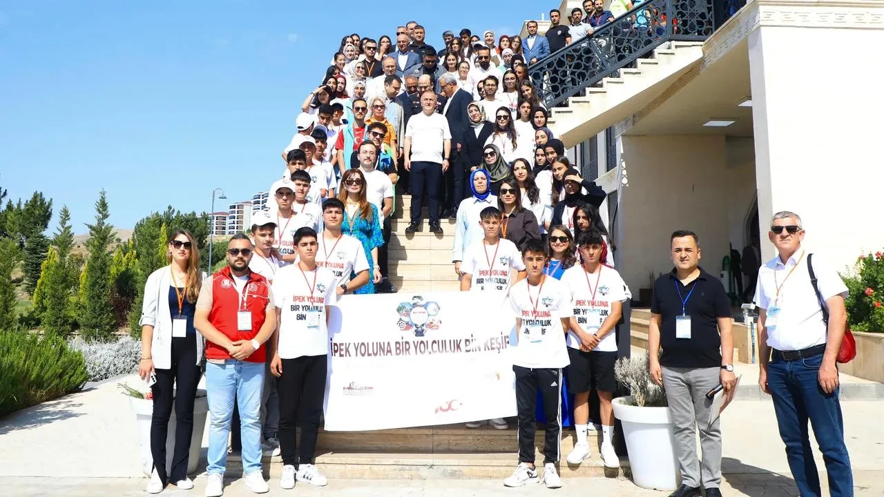 Elazığ Valisi öğrencilerle İpek Yolu serüvenini keşfediyor