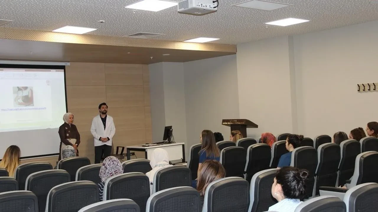 Kütahya Şehir Hastanesi sağlık çalışanları anne sütünü öğreniyor