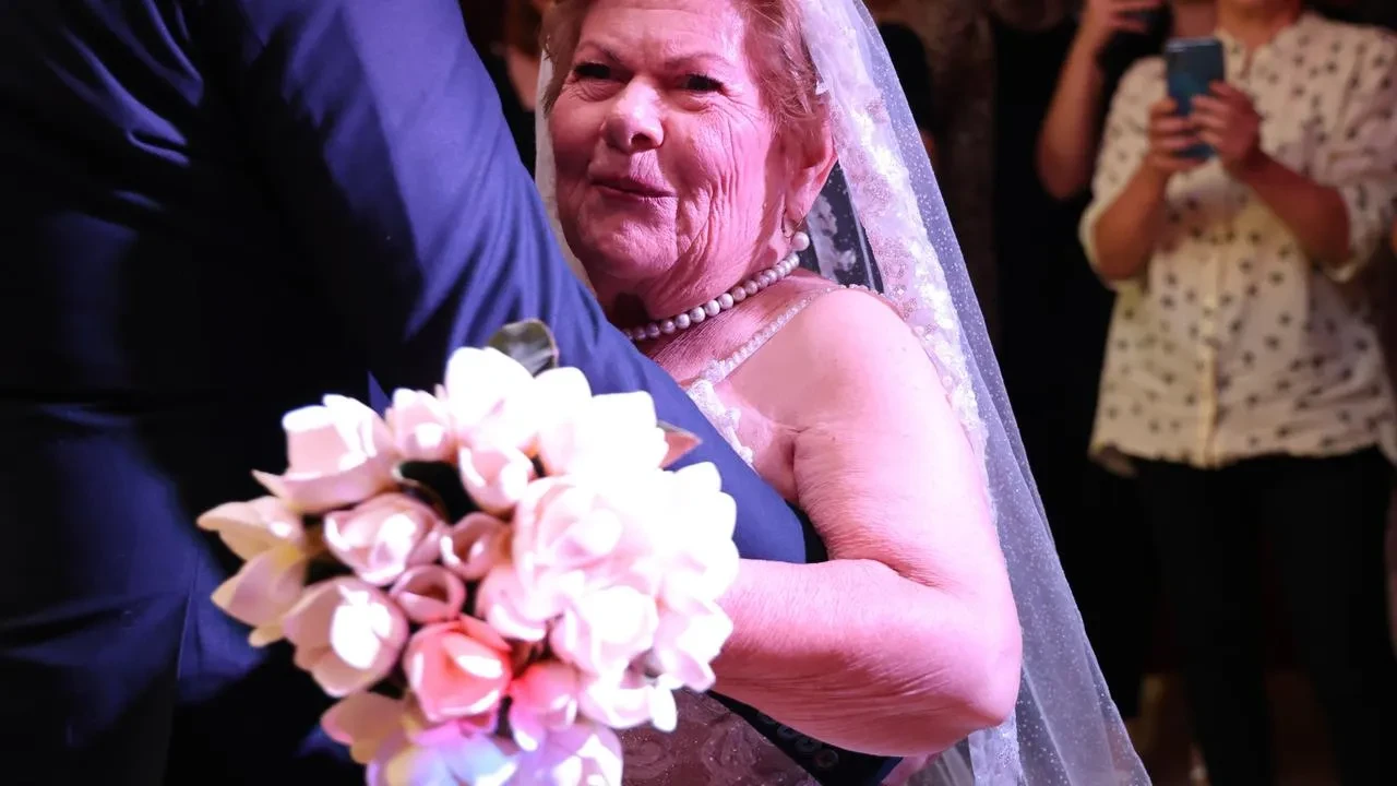 Gelinlikli yaşlı kadın Seyhan Huzurevinden kaçıp kayboldu