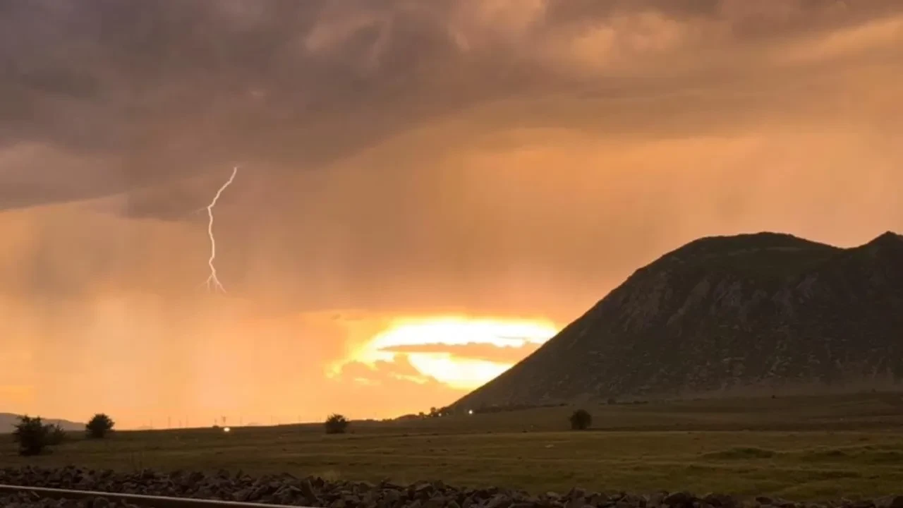 Tatvan gökyüzü Atatürk Dağı üzerinde kızıla büründü