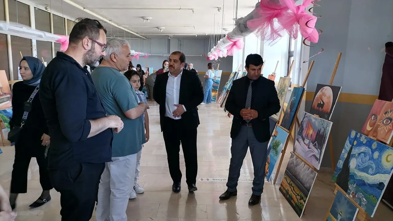 Hınıs Halk Eğitim Merkezi yıl sonu sergisi açıldı