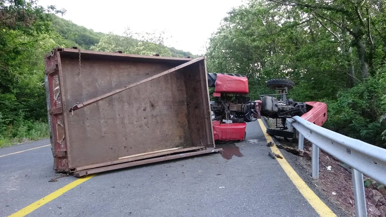 Kartepe yolunda kontrolden çıkan traktör devrildi