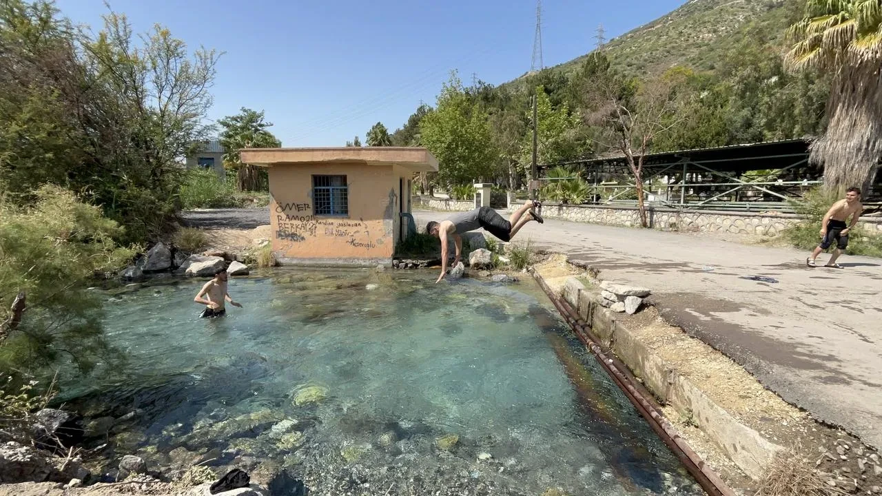 Hatayda vatandaşlar Sarıseki kaynak suyunda serinliyor