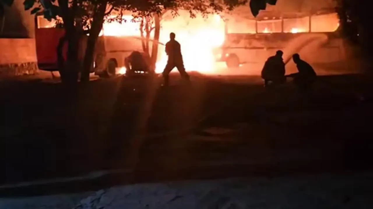 Hatayda park halindeki iki midibüs yanarak küle döndü