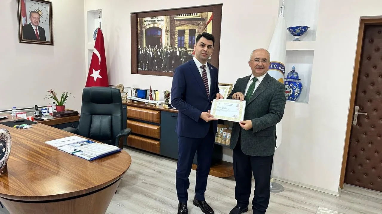 Hisarcık Kaymakamı Bahar başarılı eğitimcileri ödüllendirdi