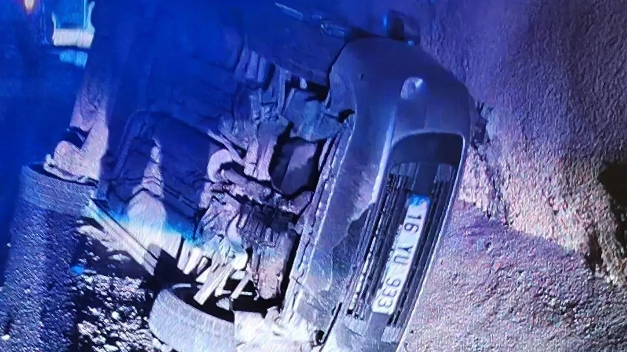 İnegöl Bursa karayolunda otomobil istinat duvarına çarptı