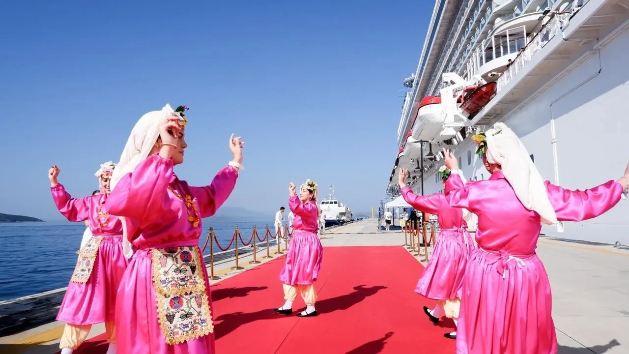 Malta bayraklı dev kruvaziyer Bodrum Limanına geldi