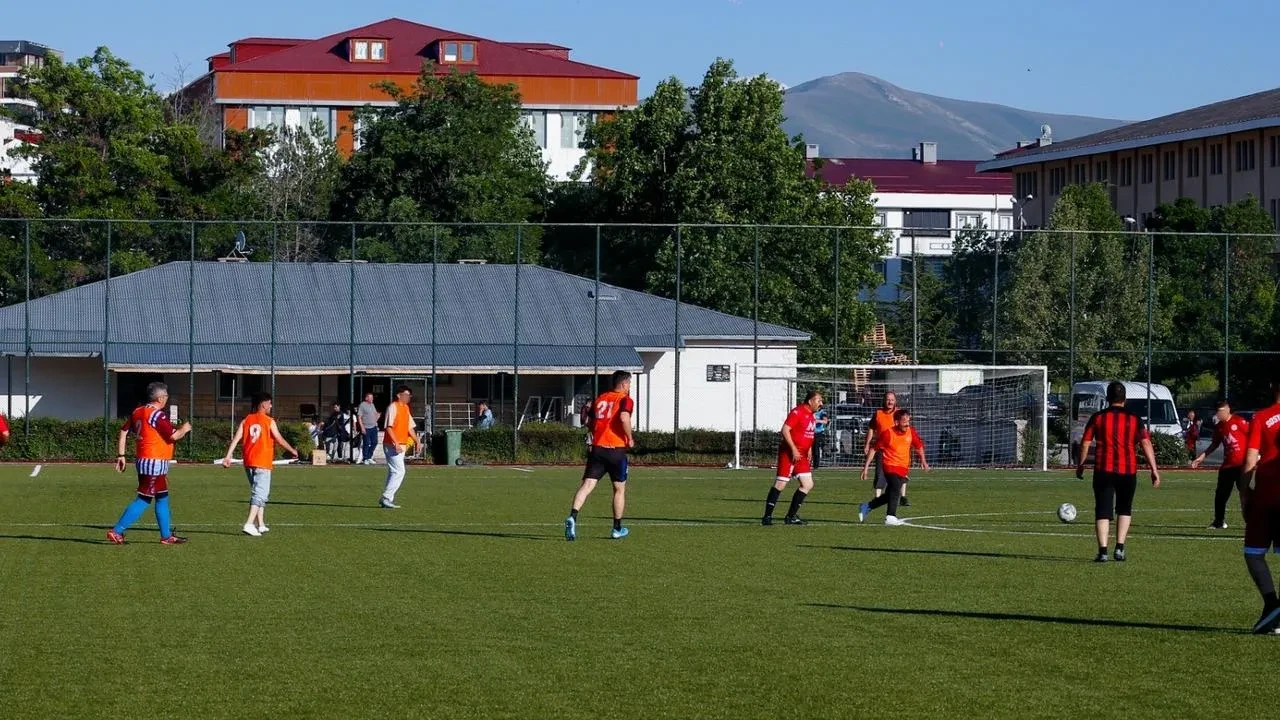 Koruyucu babalar Bayburtta futbol turnuvasında buluştu