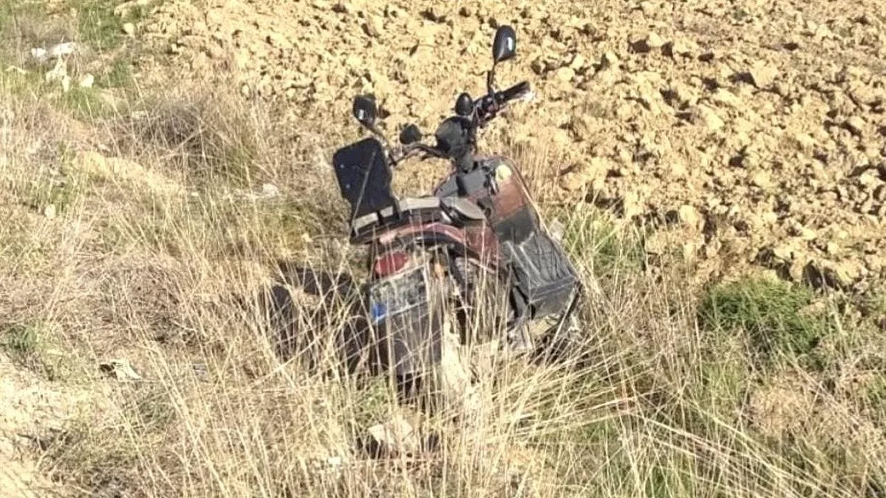 Elektrikli bisiklet Kuluda şarampole yuvarlandı yaralılar kurtarıldı