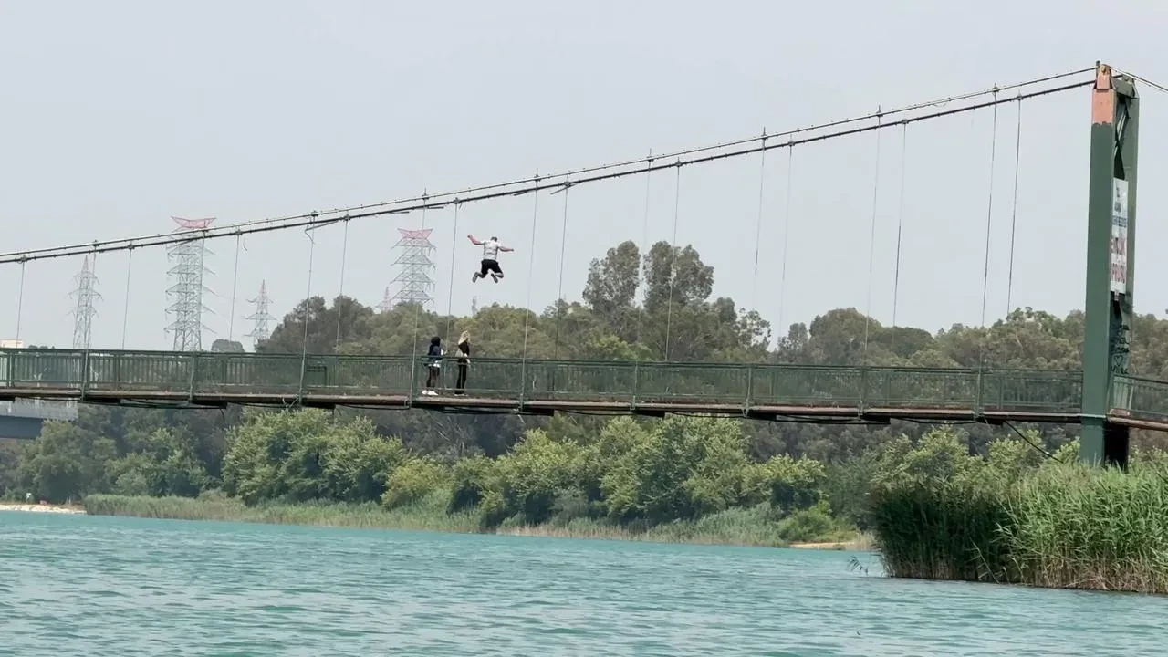 Gençler Seyhan Nehri üzerindeki köprüden atladı