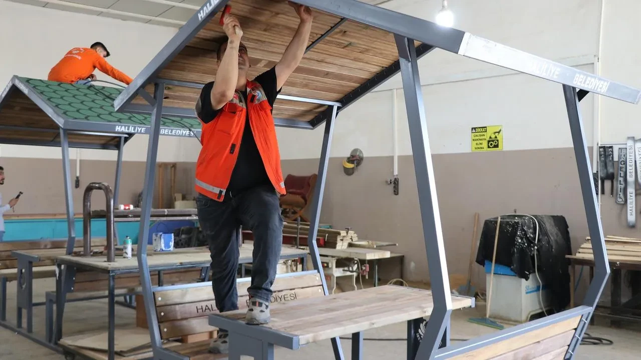 Haliliye Belediyesi park mobilyalarını kendi atölyesinde üretiyor