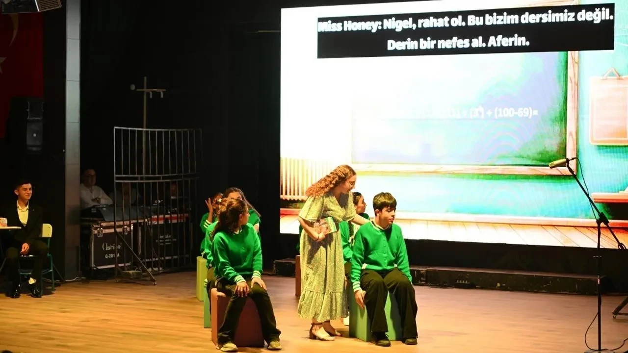 Kartepe Genç Akademi öğrencileri Matilda oyununu sahneledi